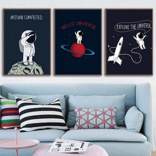 Decorazioni murali con astronauta, pianeta e navicella spaziale, tema universo e esplorazione spaziale, perfette per ambienti moderni e creativi.