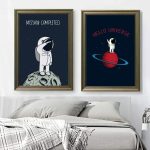 Due poster decorativi con astronauti e pianeti, tema spazio e universo, perfetti per decorare ambienti con stile scientifico e moderno.