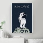 Poster con astronauta che celebra il successo sulla luna, con sfondo stellato e testo "Mission Completed".