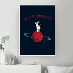 Poster con astronauta che saluta nello spazio sopra un pianeta rosso con anelli, sfondo stellato, e la scritta "Hello Universe".