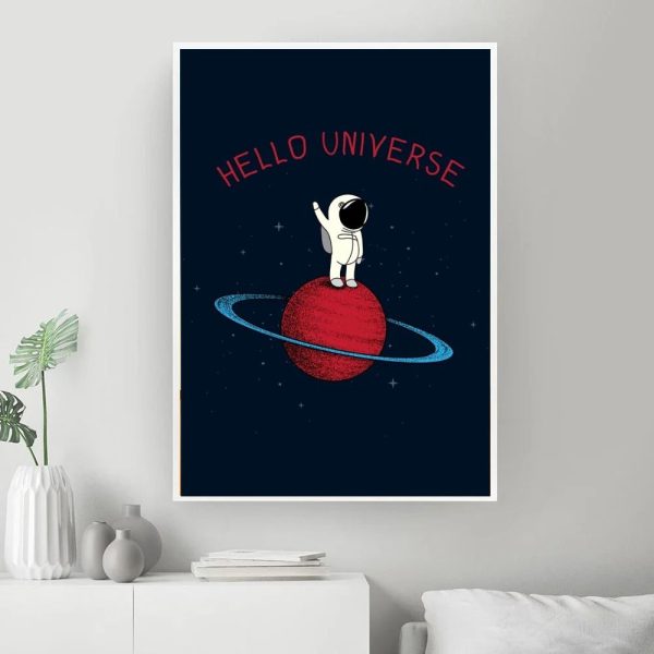 Poster con astronauta che saluta nello spazio sopra un pianeta rosso con anelli, sfondo stellato, e la scritta "Hello Universe".
