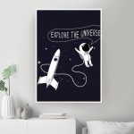 Poster decorativo con un razzo e un astronauta nello spazio, accompagnato dalla scritta "Explore the Universe" in stile minimalista e moderno.
