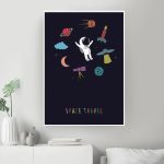 Poster decorativo con tema spaziale per bambini, raffigurante un astronauta, pianeti, razzi e altri elementi spaziali su sfondo nero stellato.