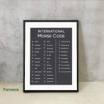 Poster decorativo con il codice Morse internazionale, ideale come oggetto di design e decorazione per ambienti scientifici o moderni.