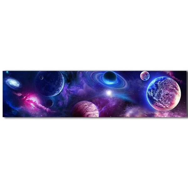 Immagine di un affascinante scenario spaziale con pianeti, galassie e nebulose in un universo colorato e misterioso.