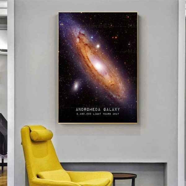 Poster della Galassia Andromeda, perfetto come decorazione scientifica per appassionati di astronomia e spazio. Un'immagine dettagliata di una delle galassie più vicine alla Via Lattea.