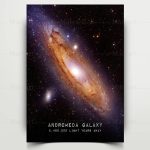 Poster decorativo con immagine della Galassia di Andromeda, 2.5 milioni di anni luce di distanza, perfetto per appassionati di astronomia e decorazioni scientifiche.