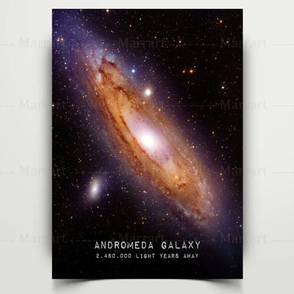 Poster decorativo con immagine della Galassia di Andromeda, 2.5 milioni di anni luce di distanza, perfetto per appassionati di astronomia e decorazioni scientifiche.