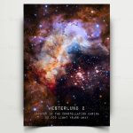 Immagine di una nebulosa nello spazio con stelle luminose e nubi di gas colorate.