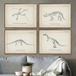 Oggetti scientifici e decorazioni a tema dinosauri.
