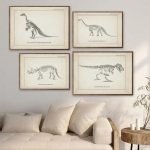 Quattro stampe vintage di scheletri di dinosauri, decorazioni scientifiche per pareti, perfette per appassionati di paleontologia e arredamento originale.