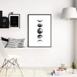 Decorazione moderna con stampa delle fasi lunari in bianco e nero, perfetta per arredare soggiorni e studi con stile minimalista e cosmico.