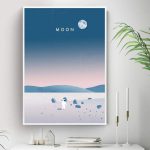 Poster decorativo con immagine di luna e paesaggio lunare, stile minimalista e colori pastello, perfetto per decorare ambienti con tema spaziale o scientifico.