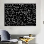 Pannello decorativo con equazioni e simboli scientifici, ideale per ambienti di studio o laboratorio.