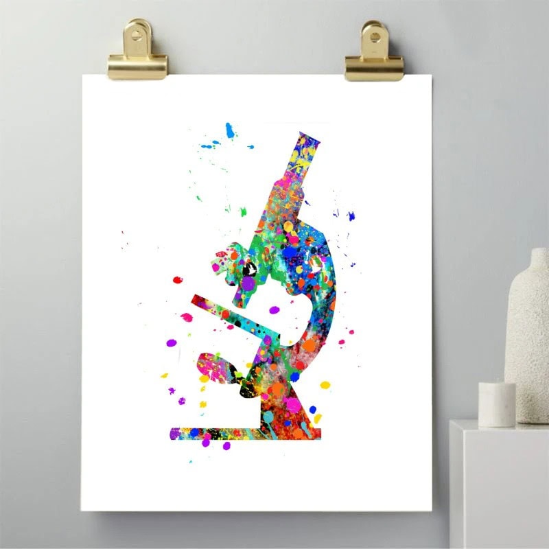 Illustrazione astratta di un microscopio colorato con spruzzi di vernice, simbolo di scienza e ricerca, perfetta come decorazione scientifica moderna.
