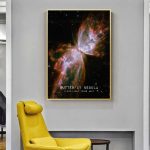 Immagine di una nebulosa a forma di farfalla a 3.302 anni luce di distanza, perfetta come decorazione scientifica per appassionati di astronomia e scienza.