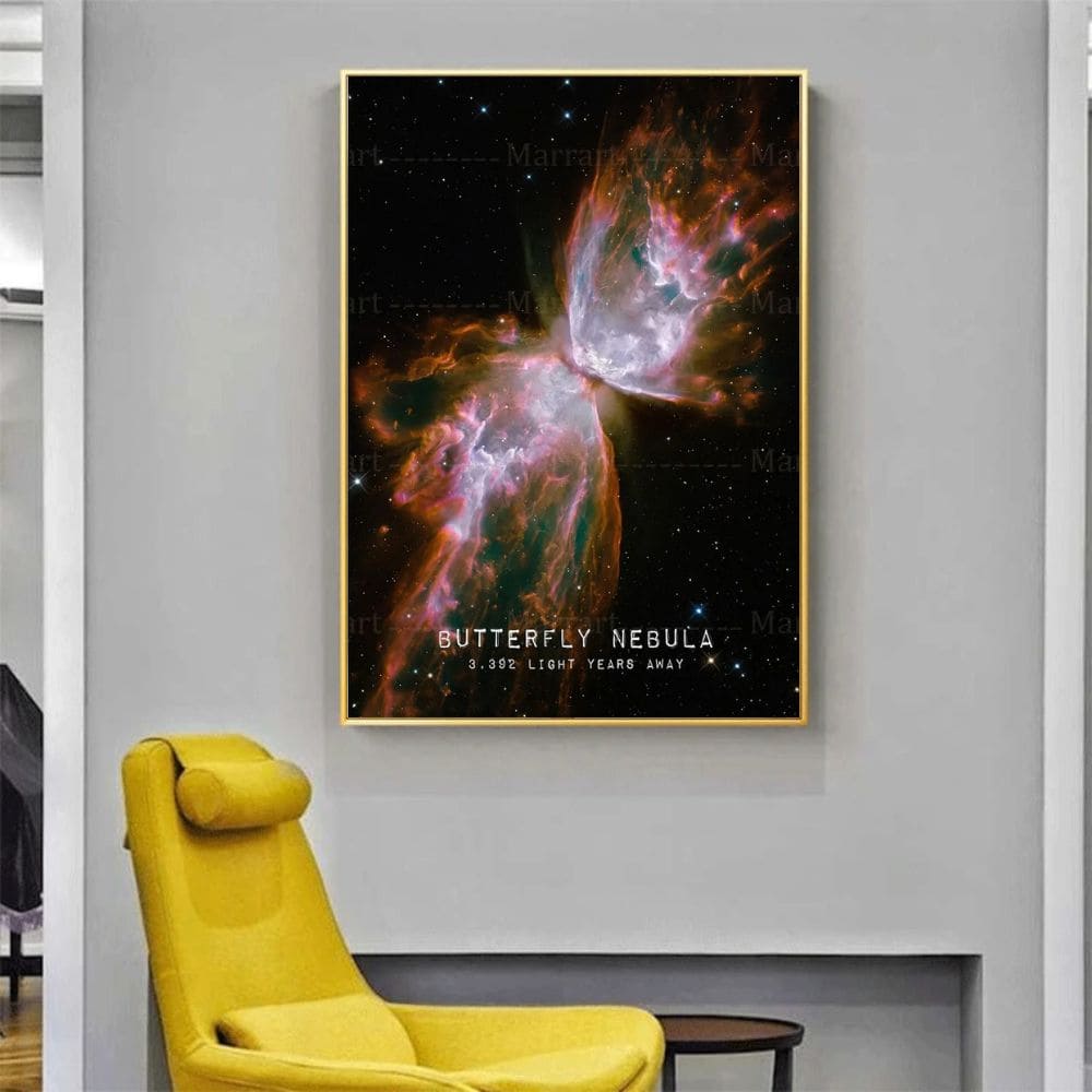 Immagine di una nebulosa a forma di farfalla a 3.302 anni luce di distanza, perfetta come decorazione scientifica per appassionati di astronomia e scienza.