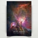 Nebulosa di Orione, immagine artistica di una regione stellare distante 1.344 anni luce, perfetta come decorazione scientifica o oggetto da collezione per appassionati di astronomia.