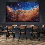 Schermo grande con immagine di galassia nello spazio, in un ambiente di studio o presentazione, con sedie in legno e tavolo centrale.