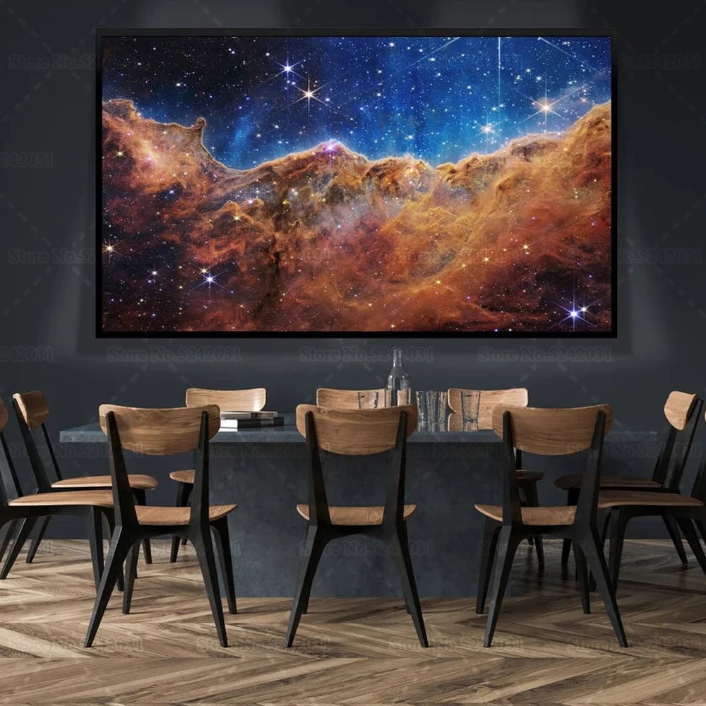 Schermo grande con immagine di galassia nello spazio, in un ambiente di studio o presentazione, con sedie in legno e tavolo centrale.