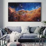 Pannello decorativo con immagine di una nebulosa spaziale, perfetto per decorazioni scientifiche e ambienti moderni.