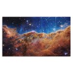 Immagine di una vasta nebulosa spaziale con colori caldi e stelle luminose, perfetta come decorazione scientifica per appassionati di astronomia.