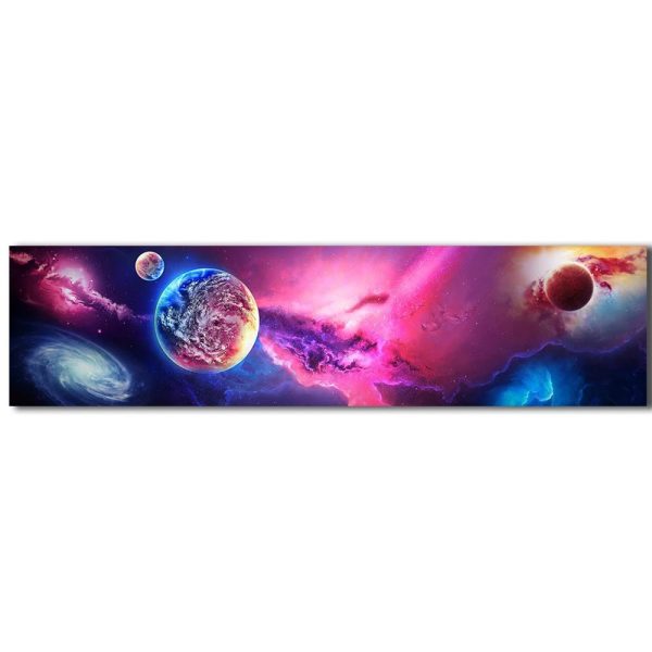 Immagine di un'illustrazione spaziale con galassie, pianeti e nebulose colorate, ideale come decorazione scientifica per ambienti educativi o di design.
