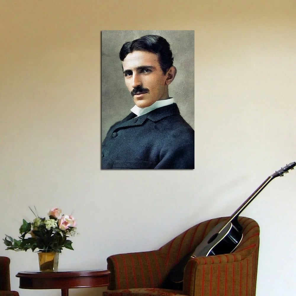 Uomo con barba e baffi in abito storico, ritratto in stile classico, appeso su una parete beige. Sul tavolino accanto, un mazzo di fiori e una chitarra appoggiata alla sedia.