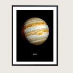 Poster di Giove, il pianeta gigante del sistema solare, con dettagli realistici e colori vivaci. Perfetto come decorazione scientifica per appassionati di astronomia.