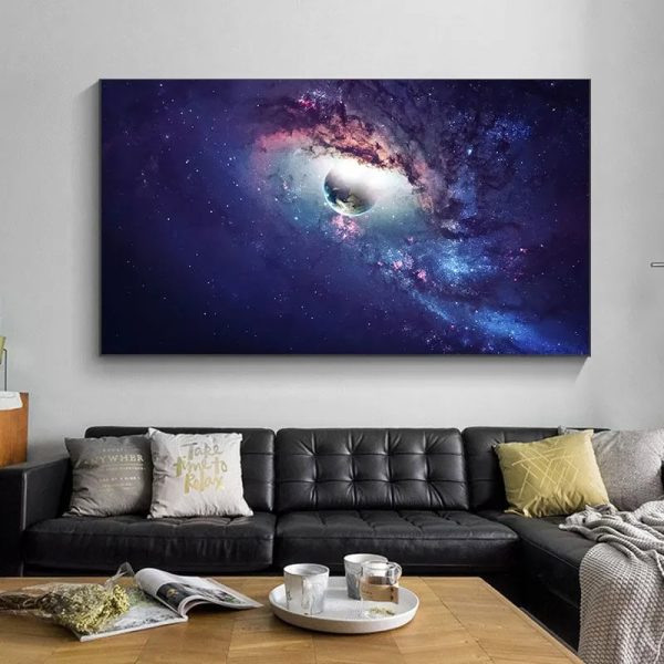 Immagine di un affascinante quadro con un'illustrazione dello spazio profondo, che rappresenta una galassia e un buco nero, ideale come decorazione scientifica per ambienti moderni.