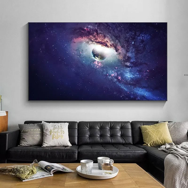 Immagine di un affascinante quadro con un'illustrazione dello spazio profondo, che rappresenta una galassia e un buco nero, ideale come decorazione scientifica per ambienti moderni.