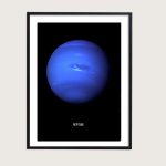 Poster astronomico di Nettuno, pianeta del sistema solare, con dettagli visivi realistici e colori intensi. Perfetto come decorazione scientifica per appassionati di astronomia.