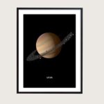 Poster di Saturno con anelli dettagliati e sfondo nero profondo.