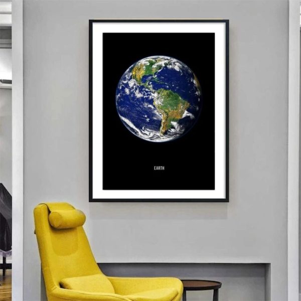 Immagine di una mappa della Terra vista dallo spazio, con continenti e oceani ben visibili, in un quadro decorativo moderno.