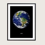 Terra vista dallo spazio, poster decorativo con immagine del pianeta Terra, perfetto per appassionati di scienza e decorazioni scientifiche.