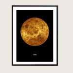 Poster artistico della Luna con dettagli realistici e tonalità calde, perfetto come decorazione scientifica o da collezione per appassionati di astronomia.