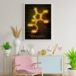 Rappresentazione luminosa della molecola di vitamina C su parete di mattoni scuri, evidenziando la sua struttura chimica con linee e simboli illuminati.