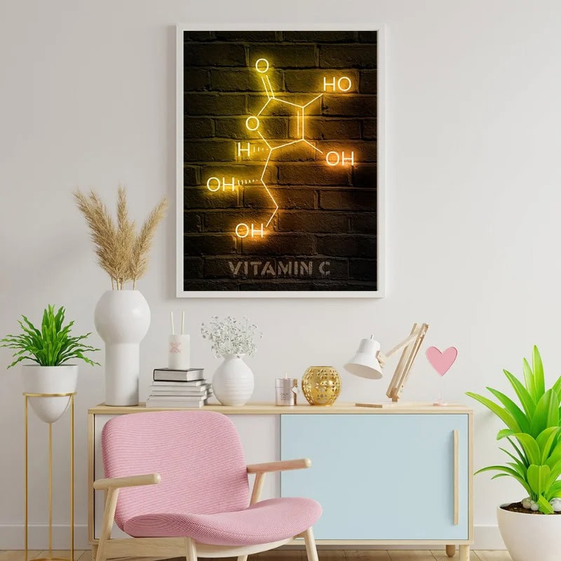 Struttura chimica della vitamina C Rappresentazione luminosa della molecola di vitamina C su parete di mattoni scuri, evidenziando la sua struttura chimica con linee e simboli illuminati.