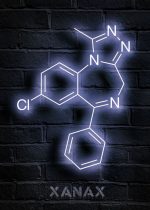Xanax - Molecola di Alprazolam in neon su parete di mattoni scuri.