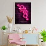Rappresentazione neon dell'estrone, ormone femminile, su parete di mattoni, decorazione moderna e luminosa per ambienti dedicati alla scienza o alla medicina.