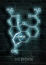 Rappresentazione luminosa della molecola di eroina su parete di mattoni nera, evidenziando la struttura chimica con dettagli chiari e illuminati.
