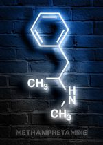 Rappresentazione luminosa di una molecola di metanfetamina su parete in mattoni blu, evidenziando la struttura chimica con un effetto neon brillante.