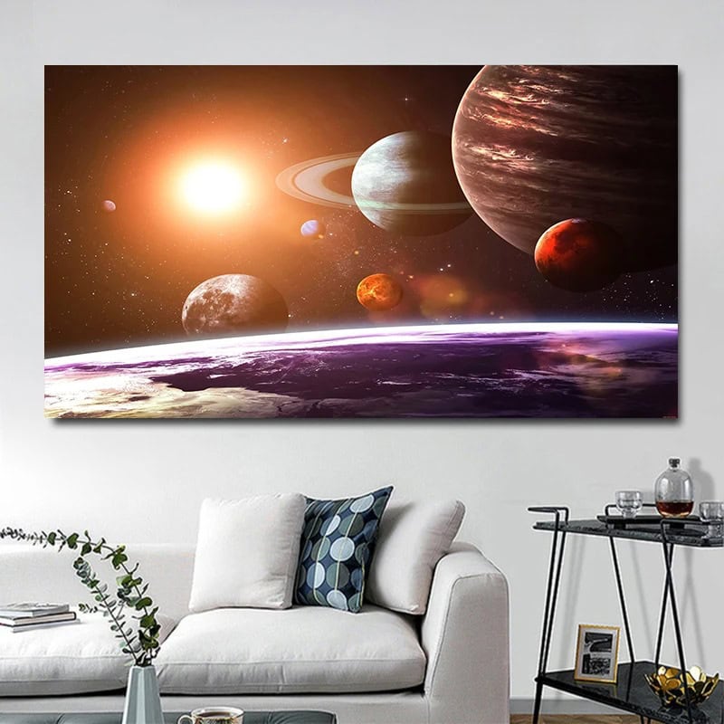 Immagine artistica di pianeti e galassie nello spazio, con un sole brillante e un cielo stellato, ideale come decorazione scientifica per ambienti educativi o di design.