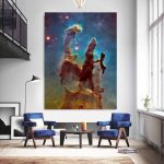 Immagine di una nebulosa spaziale con colori vivaci e forme astratte, perfetta come decorazione scientifica per ambienti moderni e studi di astronomia.