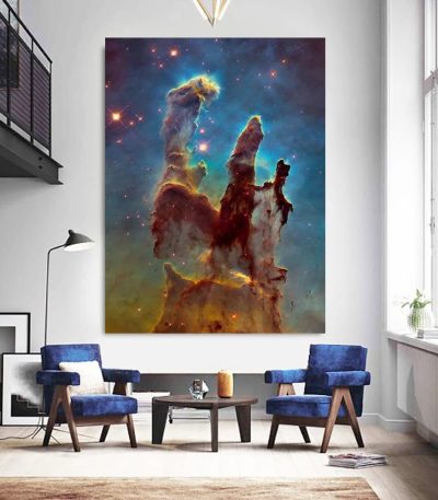 Immagine di una nebulosa spaziale con colori vivaci e forme astratte, perfetta come decorazione scientifica per ambienti moderni e studi di astronomia.