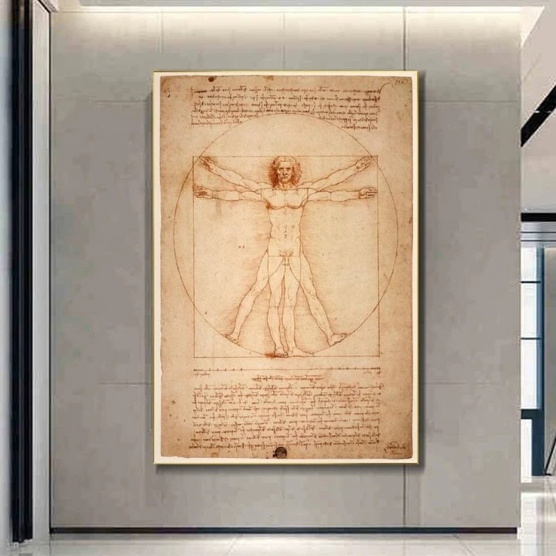 Disegno di Leonardo da Vinci con figura umana in posizione di Vitruvio, dettagli tecnici e appunti scritti a mano, esposto in un ambiente moderno.