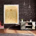 Poster raffigurante lo studio di Leonardo da Vinci sul corpo umano e le proporzioni, ispirato al Vitruvian Man, appeso su una parete di mattoni neri in un ambiente moderno.