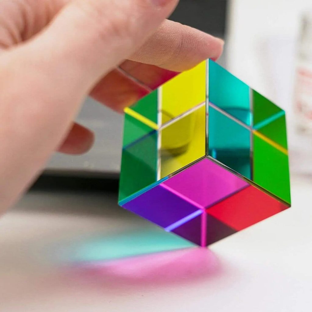 Palla di vetro colorata 3D con effetti di riflesso e trasparenza, perfetta come decorazione scientifica o oggetto da collezione.