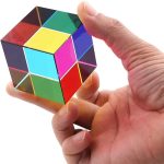 Immagine di una mano che tiene una palla di Rubik colorata, simbolo di gioco e logica.