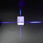 Modello di oggetto scientifico con laser blu e specchio trasparente, utilizzato per esperimenti di ottica e rifrazione. Perfetto come decorazione educativa o da laboratorio.